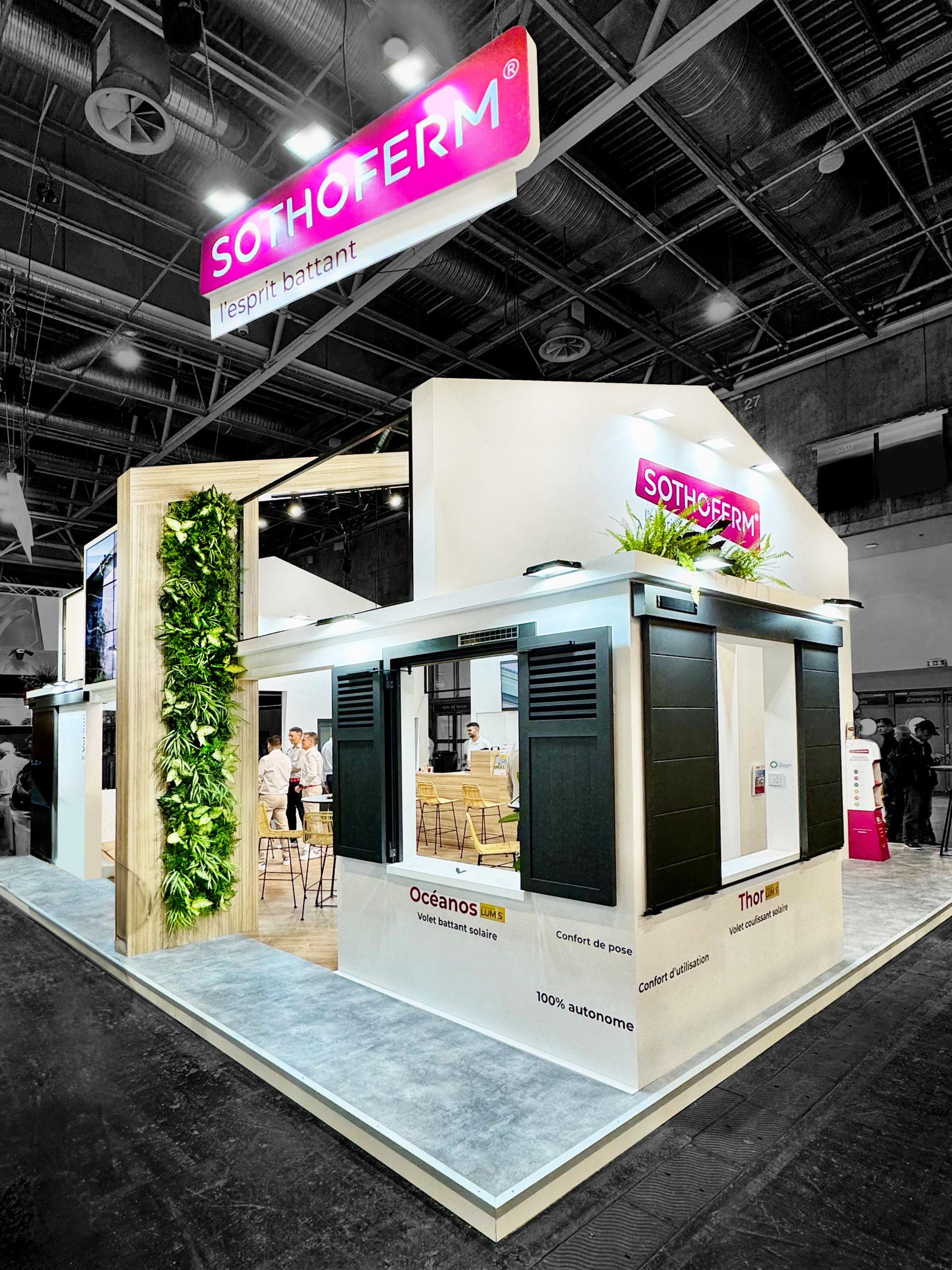 photo du stand sur-mesure sothoferm pour le salon batimat - vue de côté du stand - réalisation par audace standiste à nantes et paris