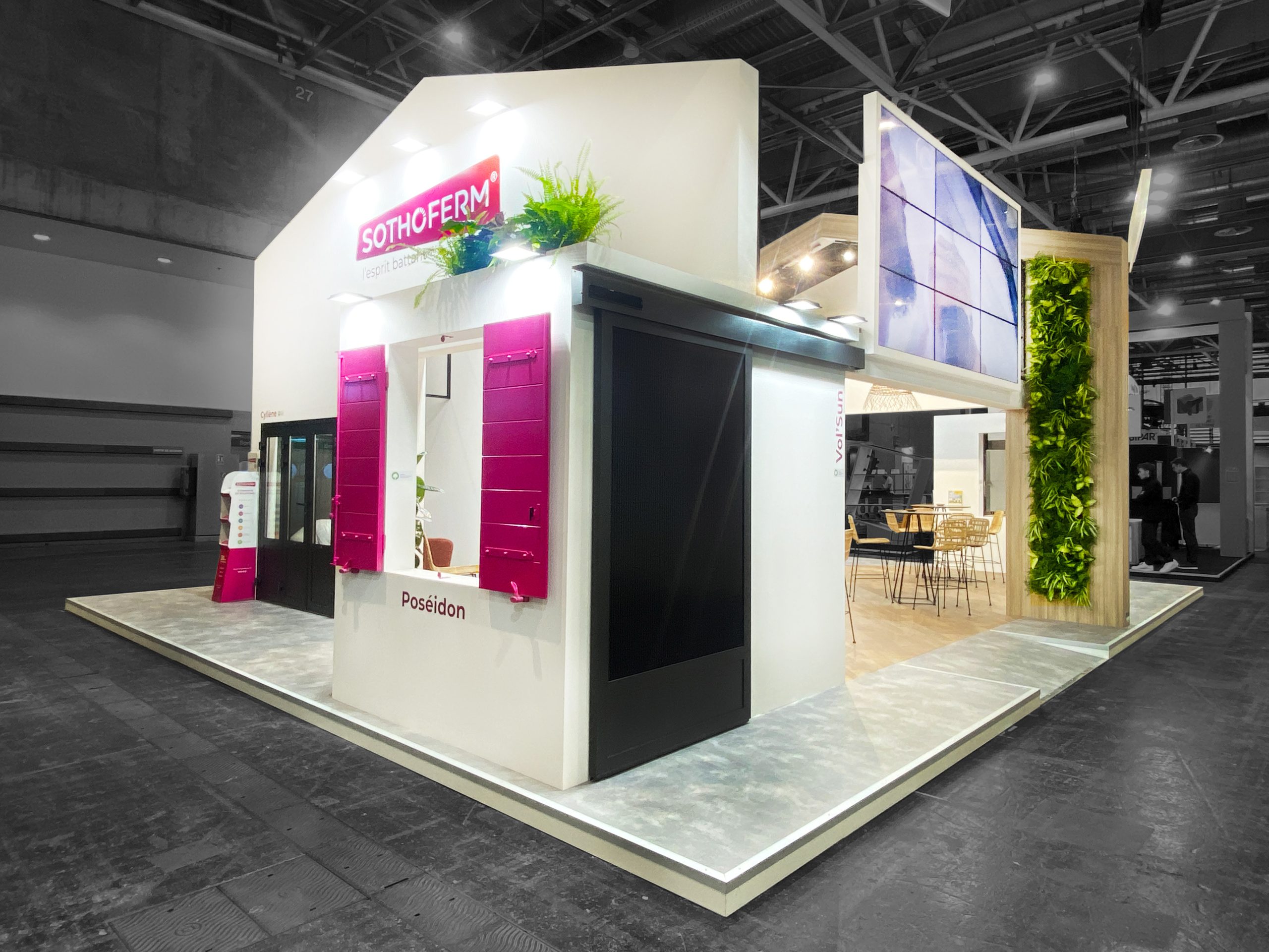 photo du stand sur-mesure sothoferm pour le salon batimat - vue de côté du stand - réalisation par audace standiste à nantes et paris