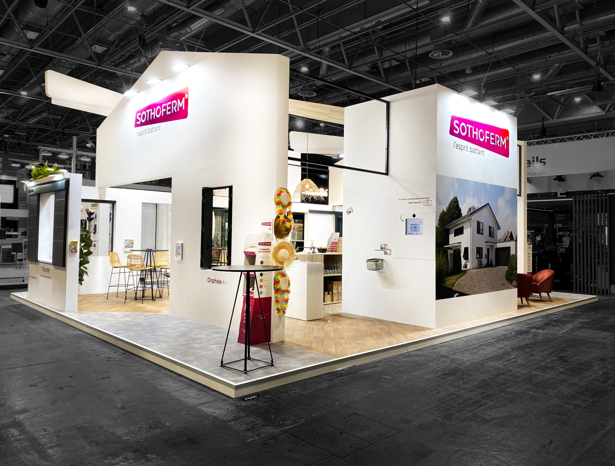 photo du stand sur-mesure sothoferm pour le salon batimat - vue de côté du stand - réalisation par audace standiste à nantes et paris