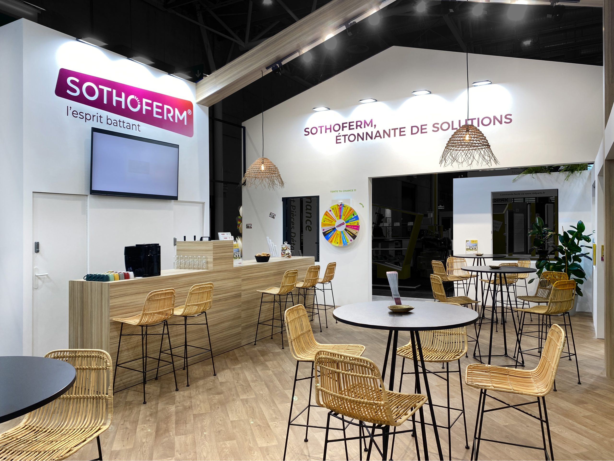 photo du stand sur-mesure sothoferm pour le salon batimat - vue intérieure du stand - réalisation par audace standiste à nantes et paris