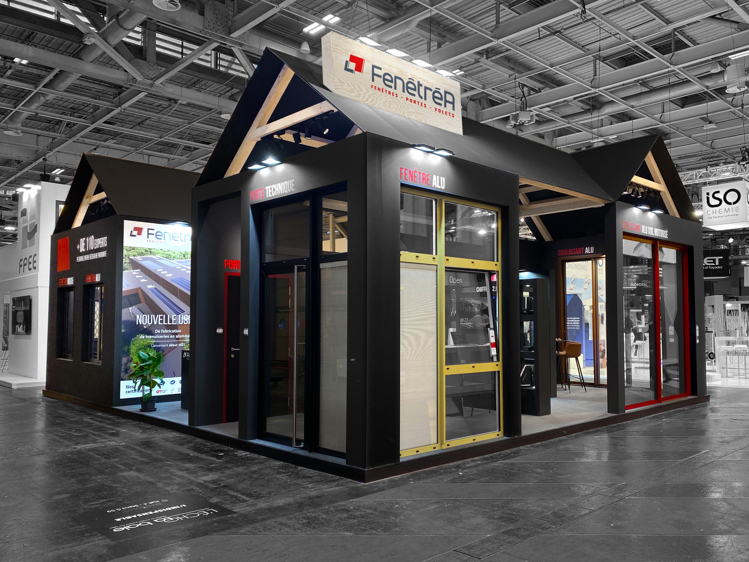 photo du stand sur-mesure fenetrea pour le salon batimat - vue sur le côté du stand - réalisation par audace standiste à nantes et paris