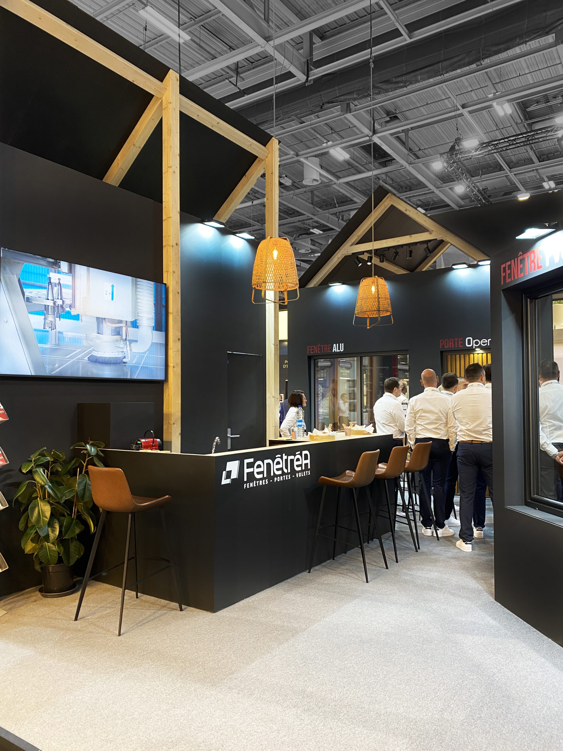 photo du stand sur-mesure fenetrea pour le salon batimat - zoom sur le bar - réalisation par audace standiste à nantes et paris