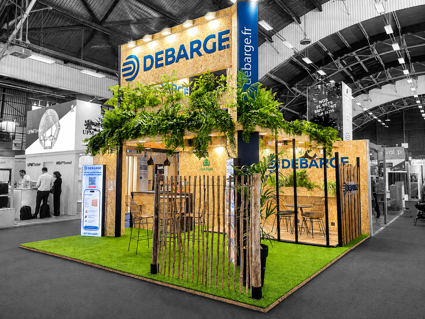 photo du stand sur-mesure debarge sur le cib - on voit le stand en entier avec ses cloisons en osb, son appel visible avec les nombreuses plantes - réalisation par audace standiste à nantes et paris