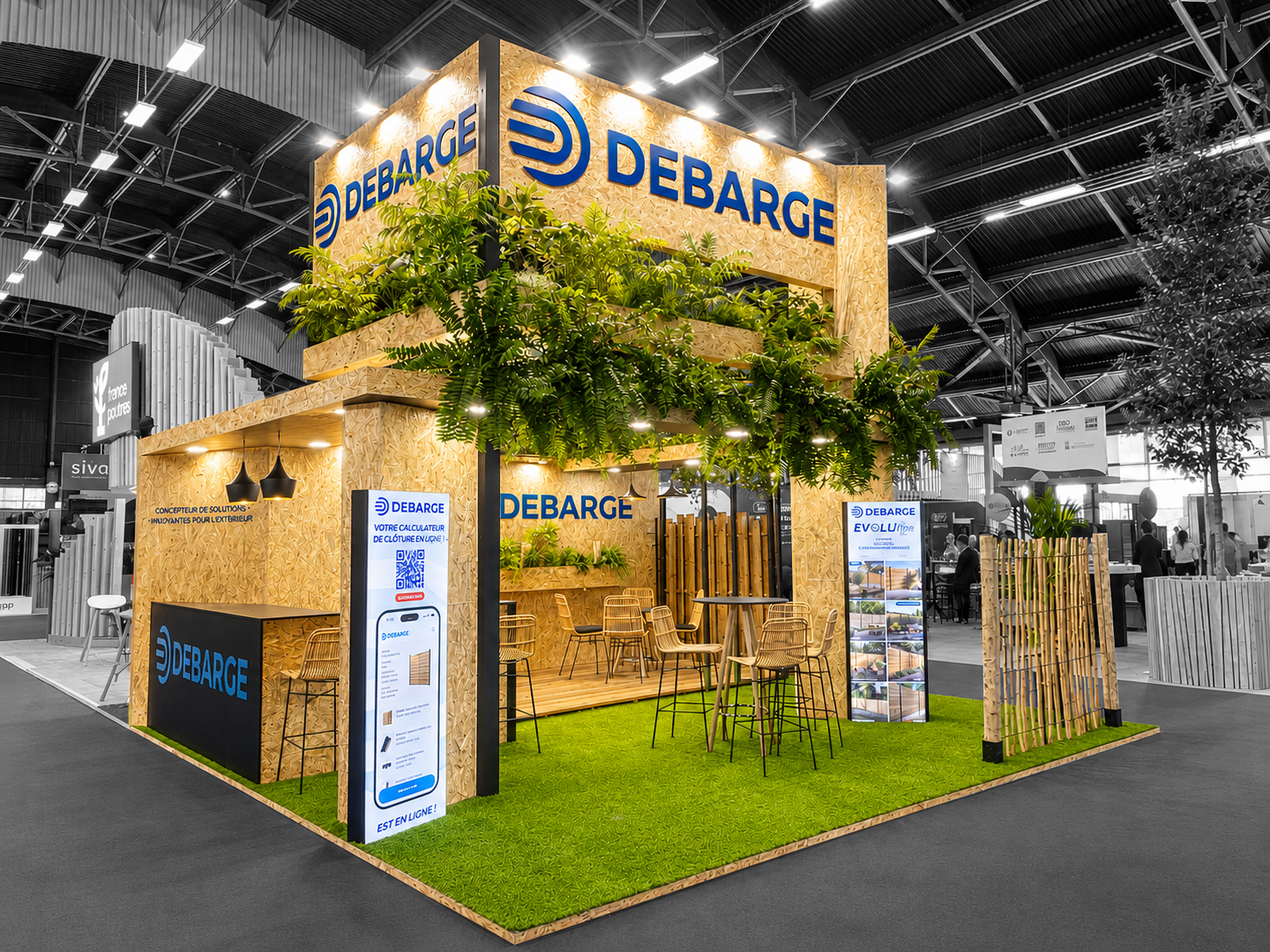 photo du stand sur-mesure debarge sur le cib - on voit le stand en entier avec ses cloisons en osb, son appel visible avec les nombreuses plantes - réalisation par audace standiste à nantes et paris
