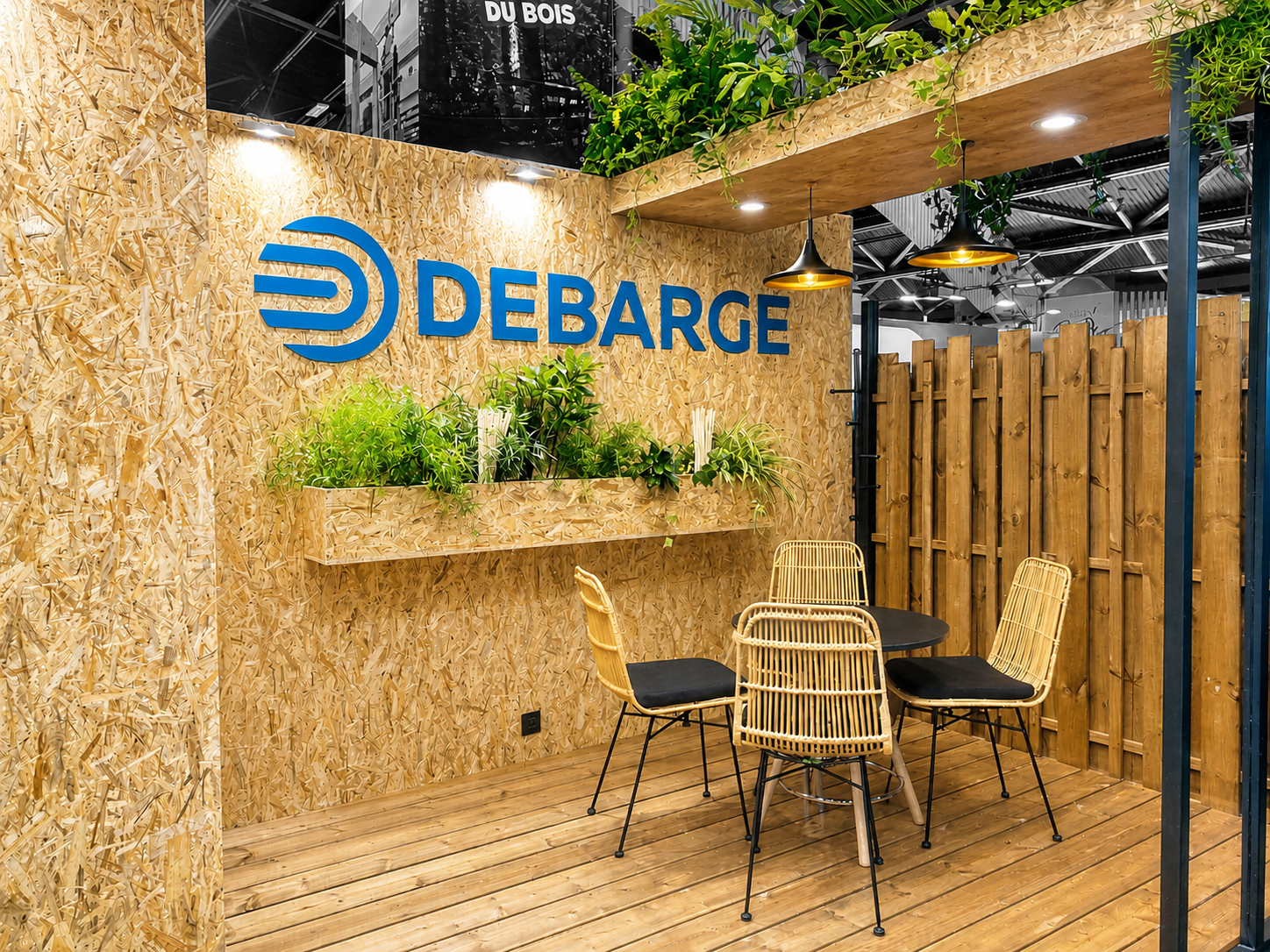 photo du stand sur-mesure debarge sur le cib - espace réunion avec chaises et table- réalisation par audace, standiste à nantes et paris