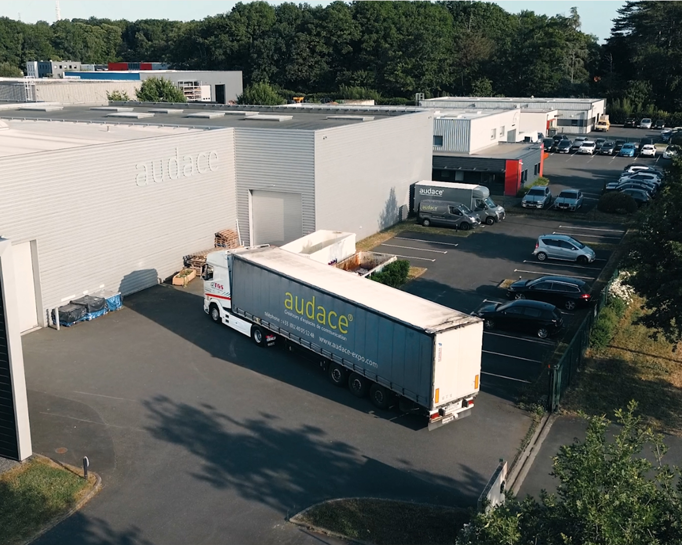 camion audace devant le batiment d'audace - transport et gestion stand partout en France et en Europe