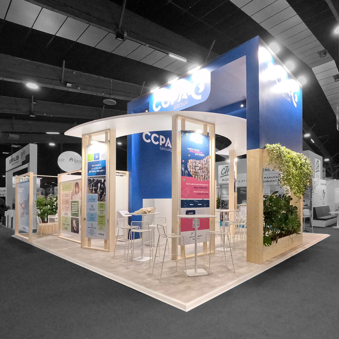 Stand d'exposition traditionnel sur mesure en bois pour le groupe CCPA, avec enseigne suspendue, écrans numériques, mobilier d'accueil et végétalisation lors du space - réalisation par audace standiste à nantes et rennes
