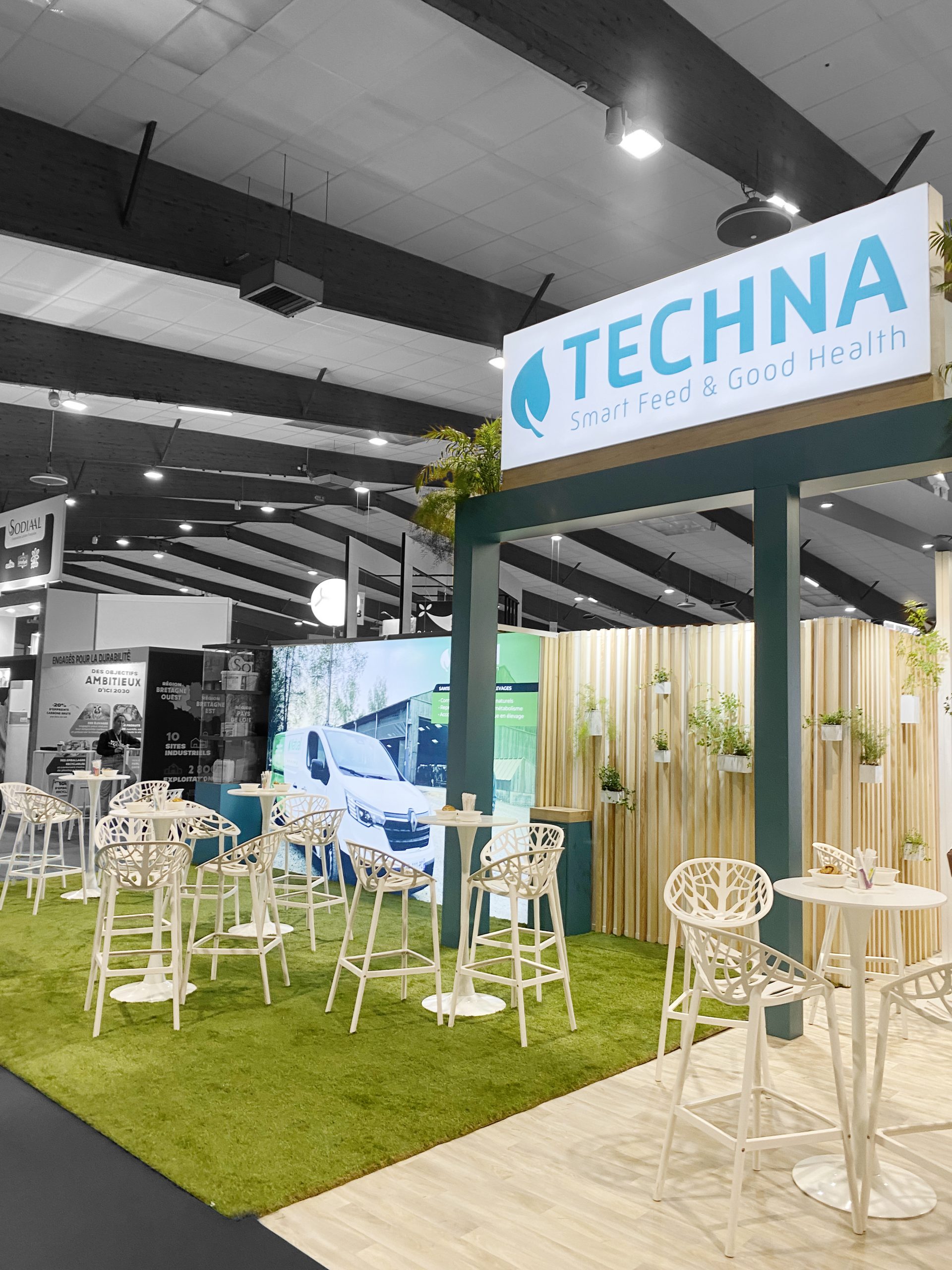 stand d'exposition modulable pour techna sur le space. Espace discussion avec enseigne haute lumineuse. Réalisation par audace, standiste à nantes et rennes