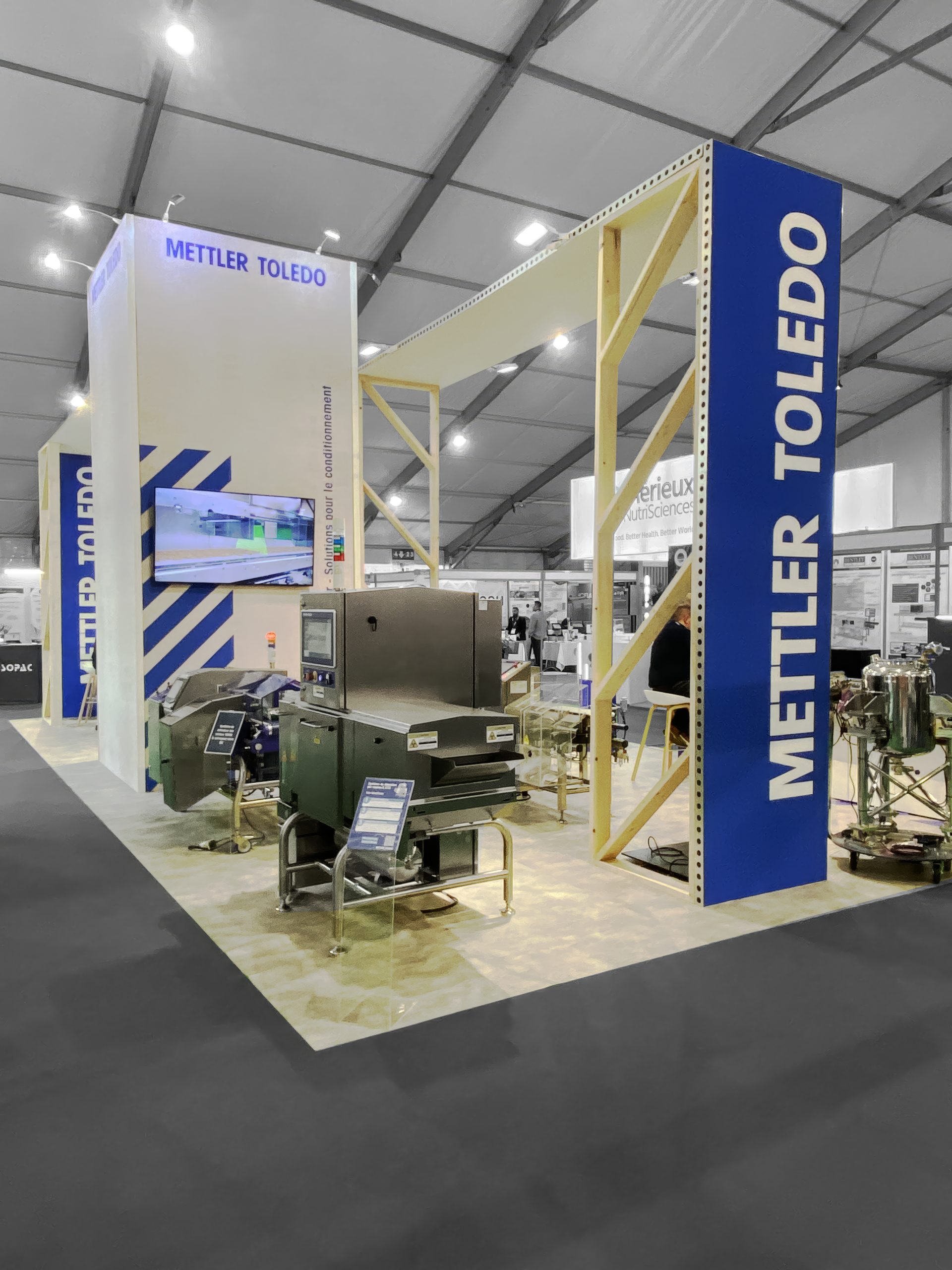 photo stand mettler toledo pour le salon cfia à rennes - photo zoomée sur un espace démonstration produit avec en fond une arche traversant le stand - réalisation par audace standiste à rennes