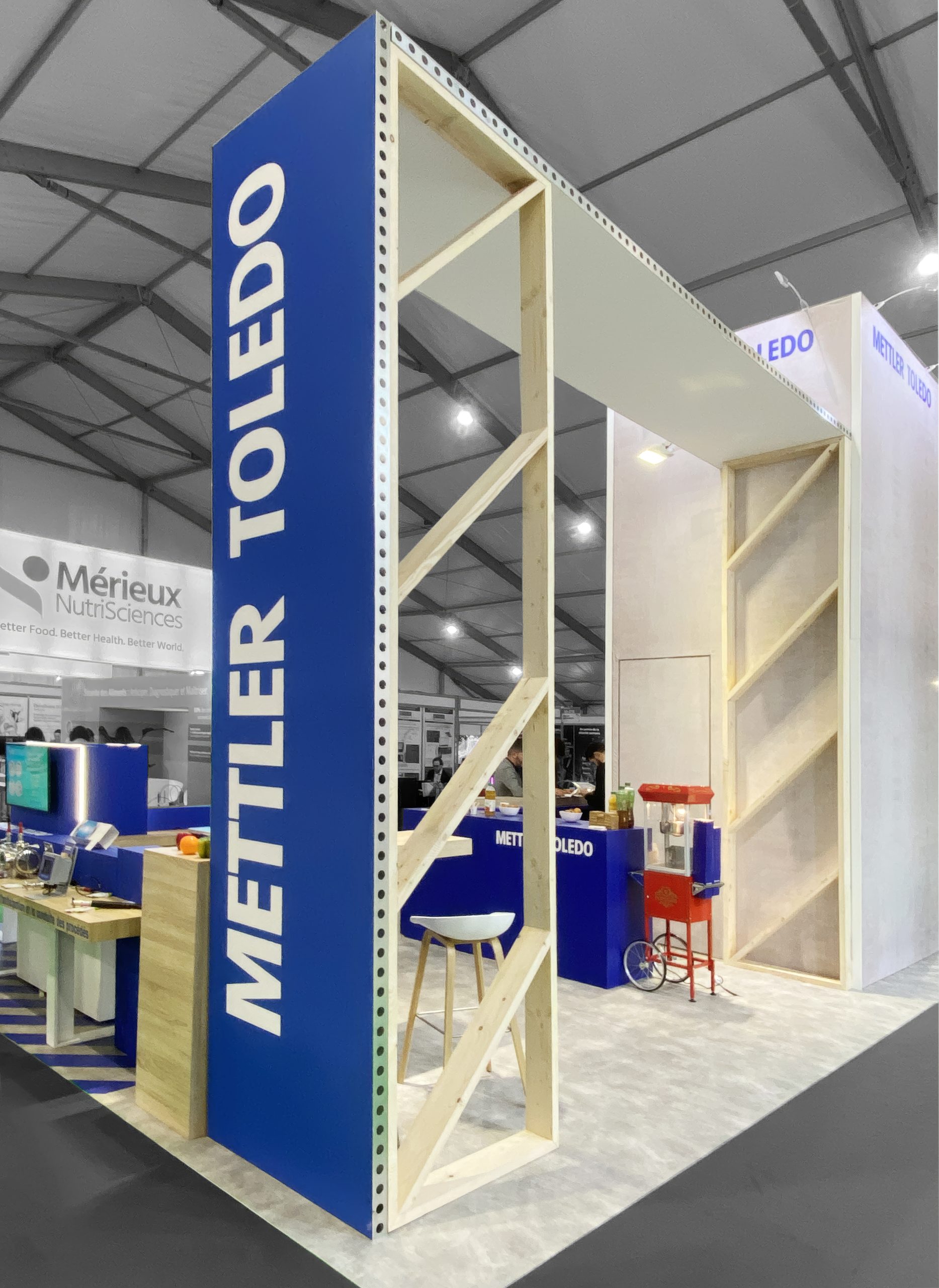 photo du stand mettler toledo sur le salon cfia à rennes - zoom sur une arche du stand, on voit également une partie de l'espace démonstration produit - stand réalisé par audace standiste à rennes