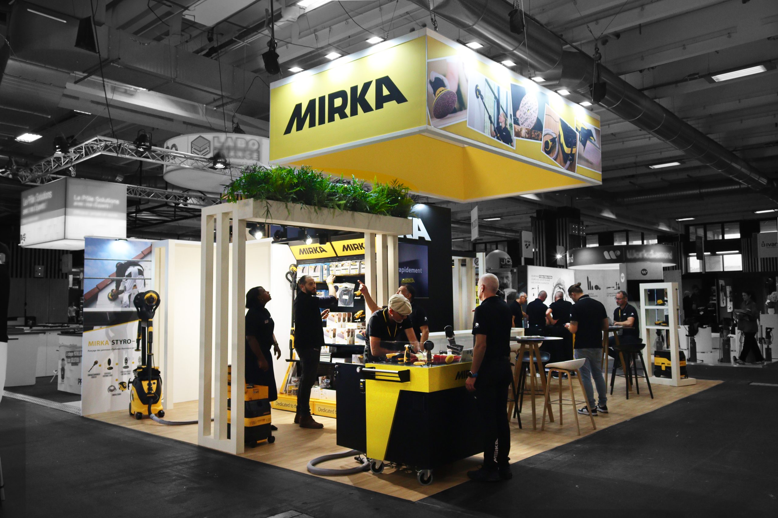 photo du stand sur-mesure mirka pour le salon batimat - vue sur le côté du stand - réalisation par audace standiste à nantes et paris