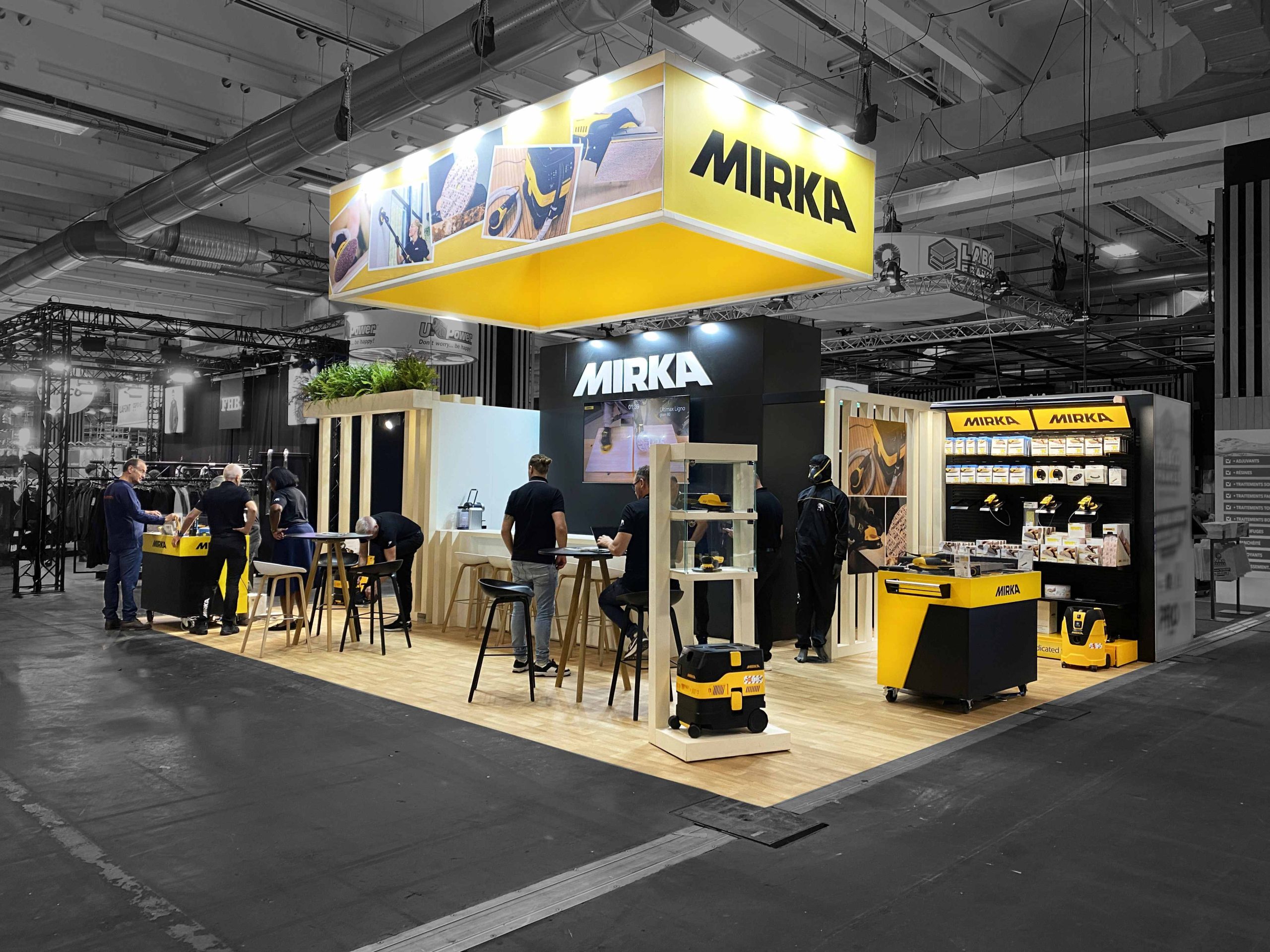 photo du stand sur-mesure mirka pour le salon batimat - stand vue de côté - réalisation par audace standiste à nantes et paris