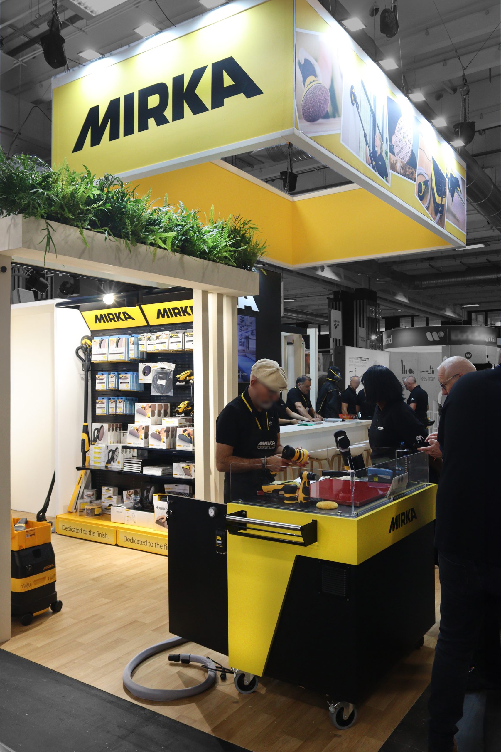 photo du stand sur-mesure mirka pour le salon batimat - zoom sur partie démonstration produits - réalisation par audace standiste à nantes et paris