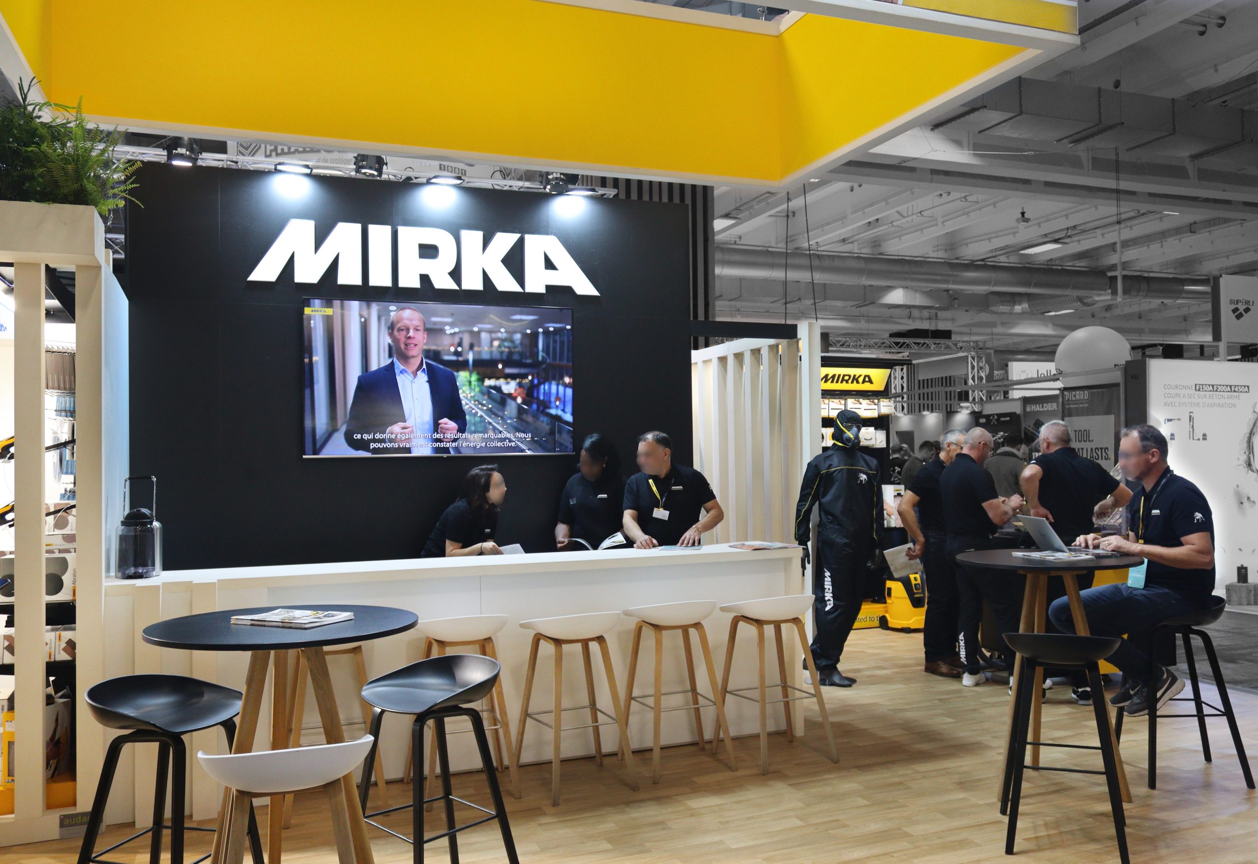 photo du stand sur-mesure mirka pour le salon batimat - zoom sur le bar - réalisation par audace standiste à nantes et paris