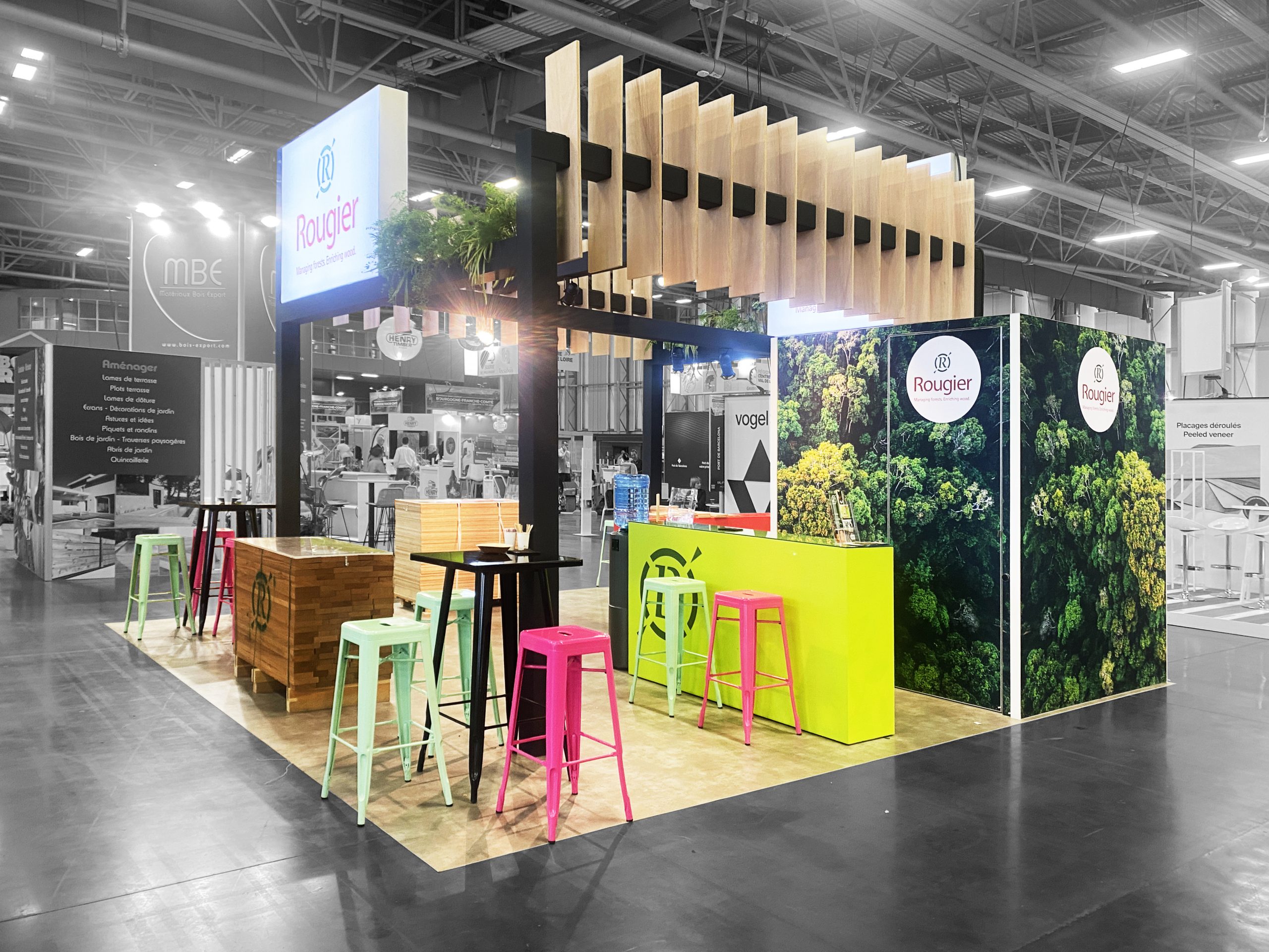 photo du stand vision rougier pour le salon carrefour du bois cib - vue du stand entier sur le côté - réalisation par audace standiste à nantes