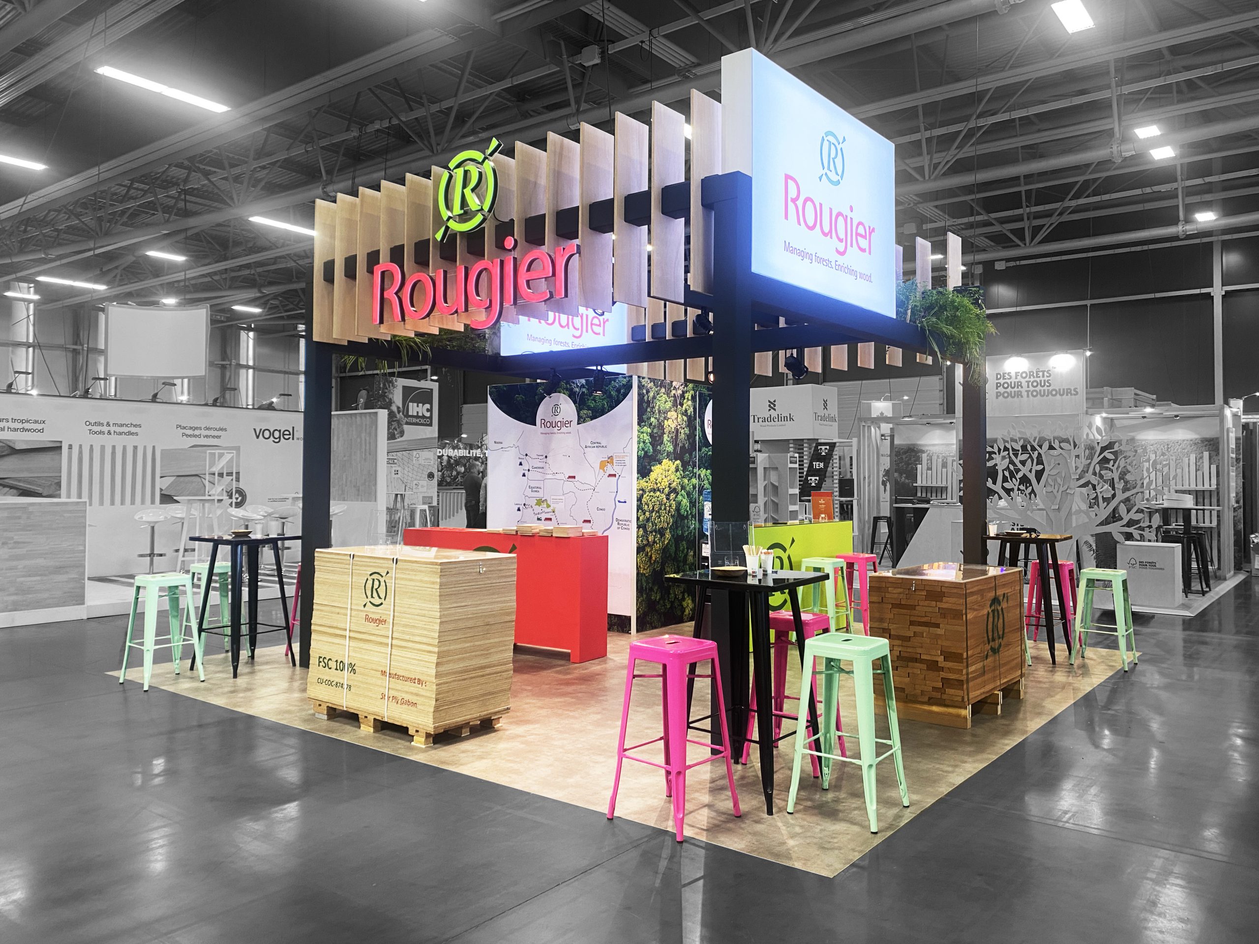 photo du stand vision rougier pour le salon carrefour du bois cib - vue du stand entier sur le côté - réalisation par audace standiste à nantes