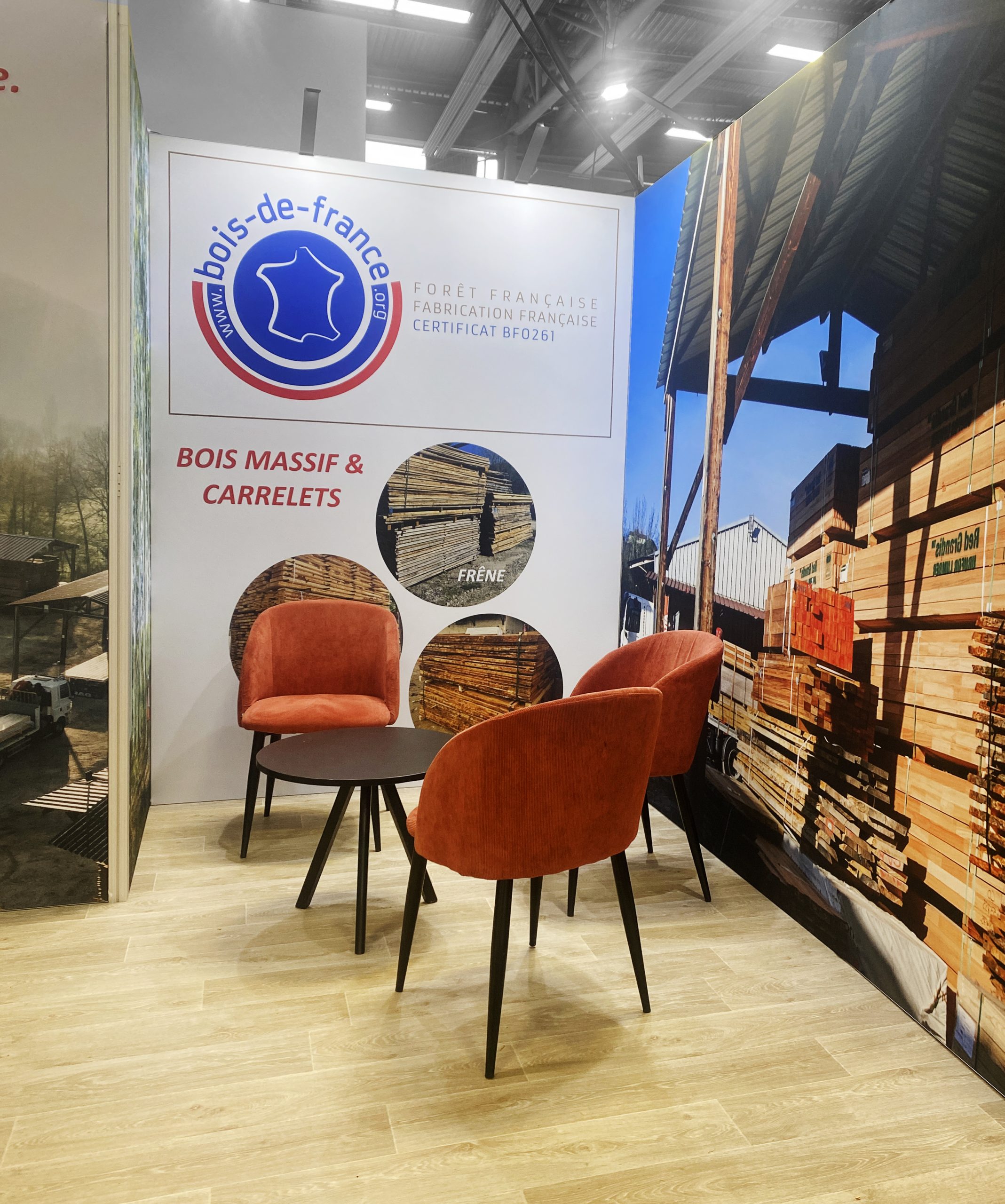 photo du stand vision jacques rochette pour le salon carrefour du bois cib - zoom sur espace discussion - réalisation par audace standiste à nantes